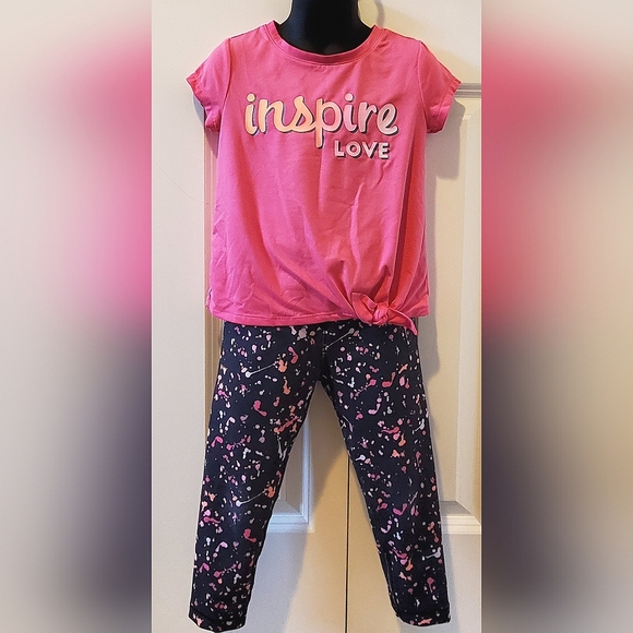 Little Girl's Active Short Sleeve Shirt & Ankle-Length Leggings Outfit - Picture 3 of 7